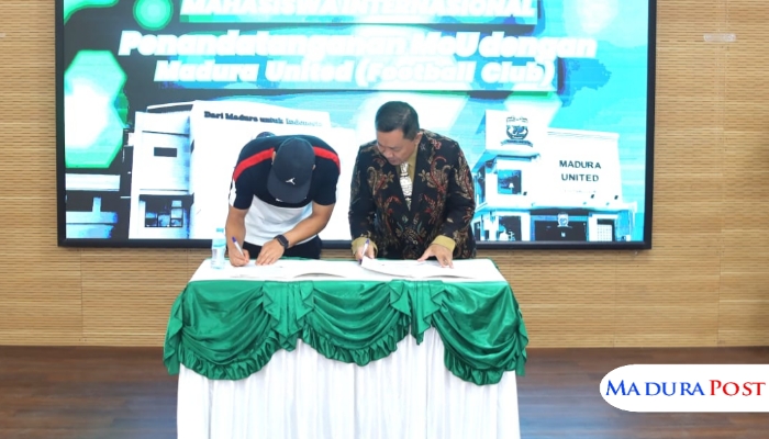 SIMBOLIS. Presiden Madura United Achsanul Qosasi dan Rektor UNIBA Madura Prof. Rachmad Hidayat menandatangani MoU kerja sama sponsorship di ruang rapat kampus, Kamis (7/8/2025). (Istimewa for MaduraPost)