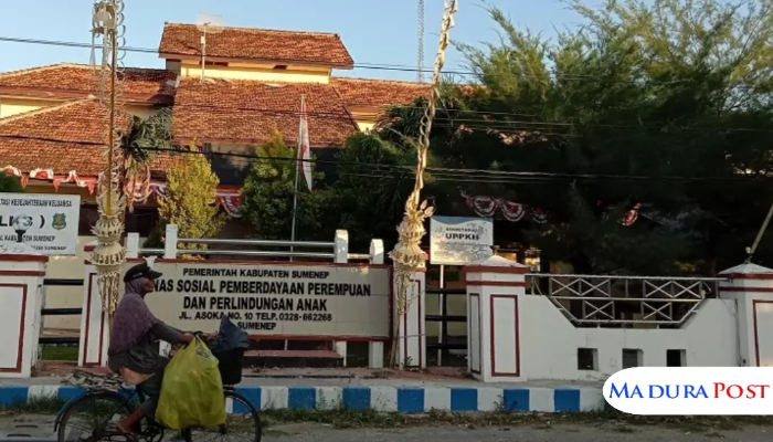 MOBILITAS. Potret pengguna jalan raya saat melintas di dapan Kantor Dinsos P3A Sumenep. (Istimewa for MaduraPost)