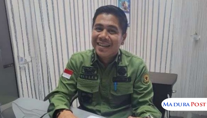 PROFIL. Kepala Seksi Intelijen Kejari Sumenep, Moch. Indra Subrata, saat berada di ruang kerjanya. (Istimewa for MaduraPost)