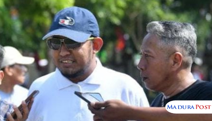 WAWANCARA. Bupati Sumenep, Achmad Fauzi Wongsojudo, saat diwawancara awak media di halaman kantor bupati setempat. (Istimewa for MaduraPost)