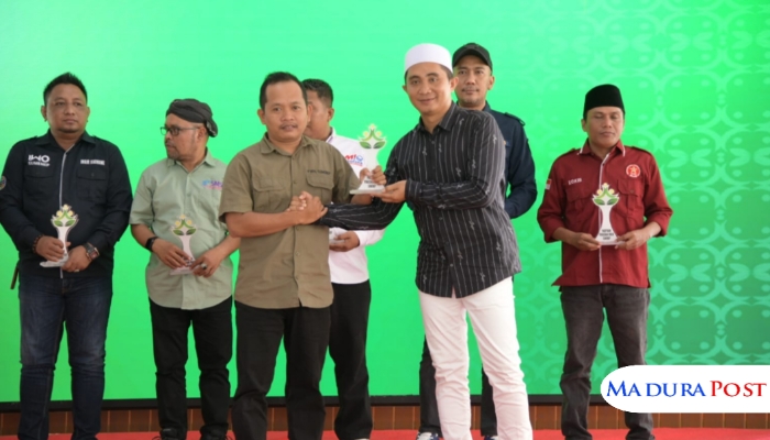 SEREMONIAL. Ketua PWRI Sumenep, Rusydiyono (kanan) dan H. Udik (kiri), dalam sebuah forum pertemuan yang membahas soal tembakau dan pabrik rokok lokal. (Istimewa for MaduraPost)