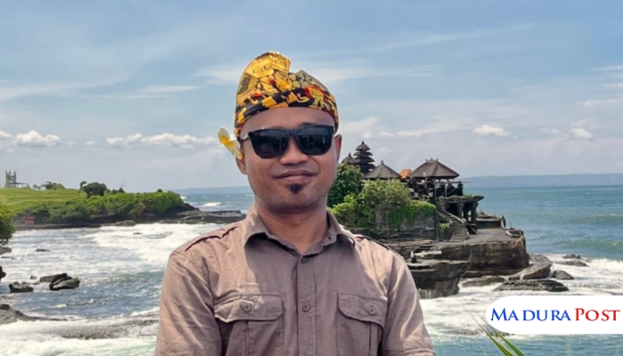 PROFIL. Mohammad Madani, saat berada di salah satu pantai yang ada di Bali. (Istimewa for MaduraPost)