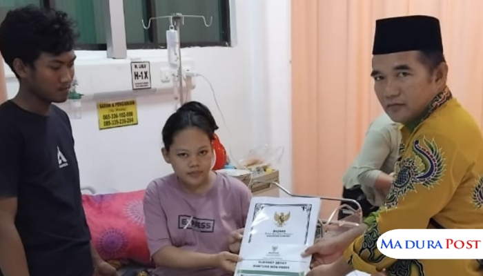 SIMBOLIS. Ketua Baznas Sumenep, Ahmad Zainor Rahman, menyerahkan bantuan non-medis kepada Sri Rafika, warga Pulau Ra’as yang baru melahirkan anak pertamanya di RSUDMA Sumenep, Kamis (14/8/2025). (Istimewa for MaduraPost)