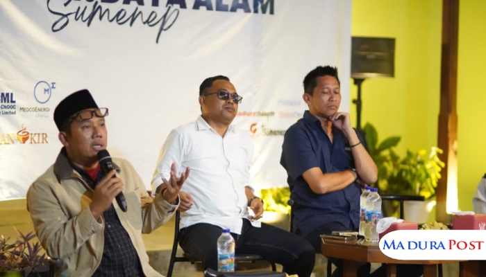 ACARA. Tiga narasumber menyampaikan pandangan dalam Sarasehan “Hitam Putih SDA Sumenep” yang digelar Media Pribumi di Caffe Cangkir, Kamis (14/8/2025) malam. (Istimewa for MaduraPost)