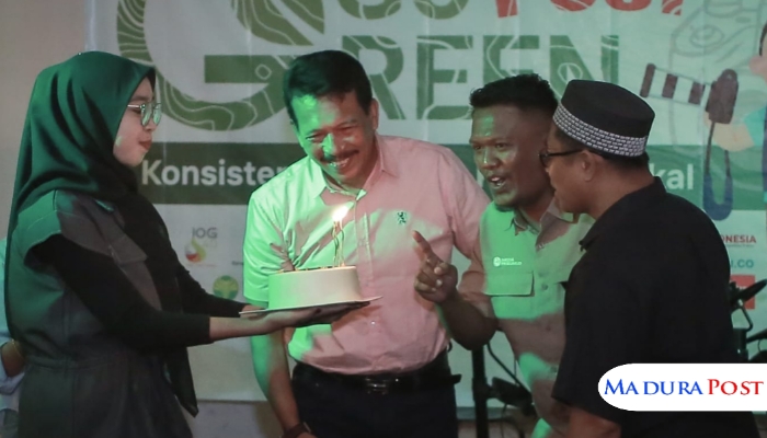 SIMBOLIS. CEO Media Pribumi, Fajrullah (dua dari kiri), bersama tamu undangan meniup lilin ulang tahun pada perayaan 3 tahun yang dikemas dalam Go Green Fest di Warkop Cuan, Sumenep, Rabu (13/8/2025) malam. (Istimewa for MaduraPost)