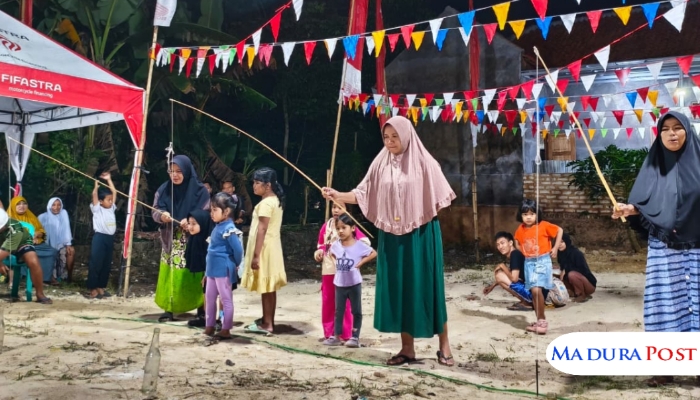 ANTUSIAS. Warga Kampung Beringin RT 005/RW 001, Desa Kebunan, Kecamatan Kota, Sumenep, tampak antusias mengikuti lomba pancing botol dalam rangkaian perayaan HUT ke-80 Republik Indonesia. (Istimewa for MaduraPost)