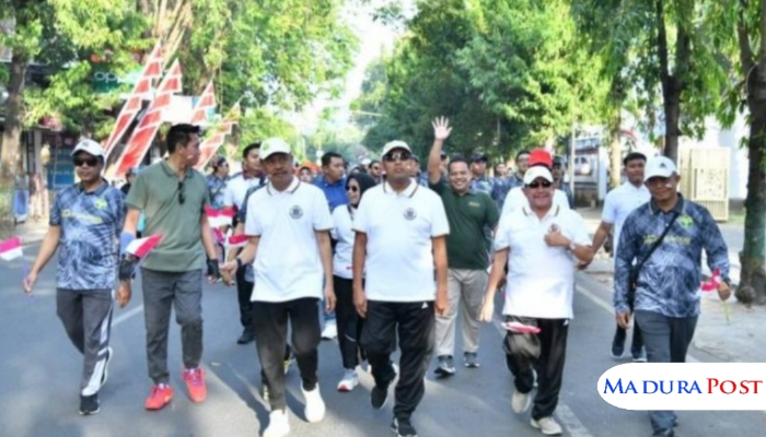 KEGIATAN. Suasana Jalan Sehat BPRS Bhakti Sumekar dalam rangka HUT ke-80 RI di Sumenep, Sabtu (16/8/2025). (Istimewa for MaduraPost)