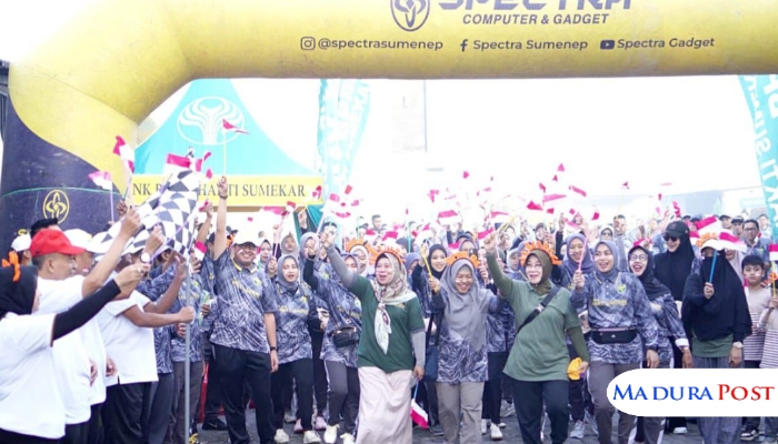 KEGIATAN. Karyawan BPRS Bhakti Sumekar bersama Bupati Sumenep Achmad Fauzi dan jajaran Forkopimda tampak bersemangat mengikuti Jalan-Jalan Sehat dalam rangka HUT ke-80 RI. (Istimewa for MaduraPost)