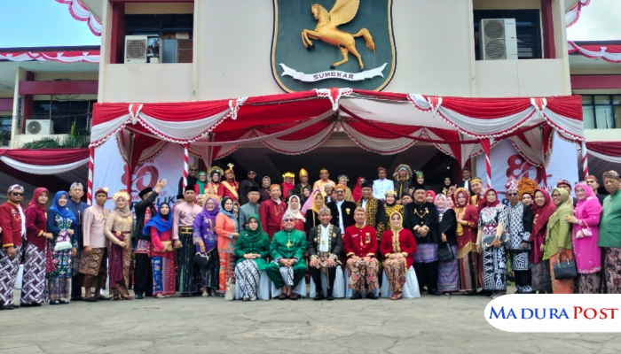 SIMBOLIS. Para pejabat dan peserta upacara di Kabupaten Sumenep mengenakan pakaian adat Nusantara pada peringatan HUT ke-80 Kemerdekaan RI. (M.Hendra.E/MaduraPost)