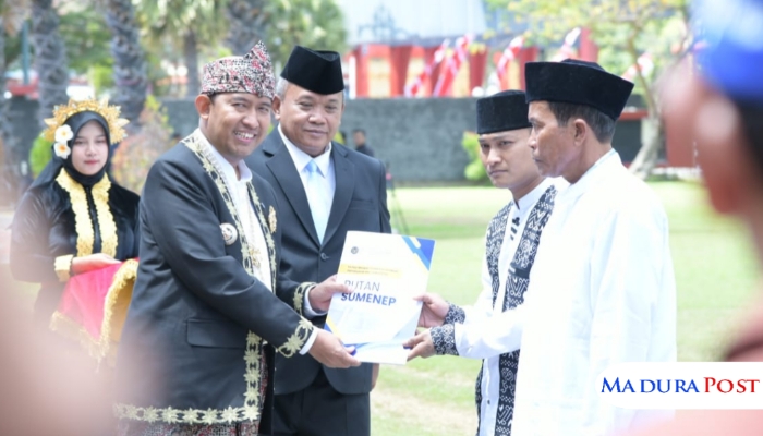 SIMBOLIS. Bupati Sumenep Achmad Fauzi Wongsojudo menyerahkan dokumen secara simbolis kepada perwakilan napiter dalam rangkaian upacara HUT ke-80 Kemerdekaan RI. (Istimewa for MaduraPost)