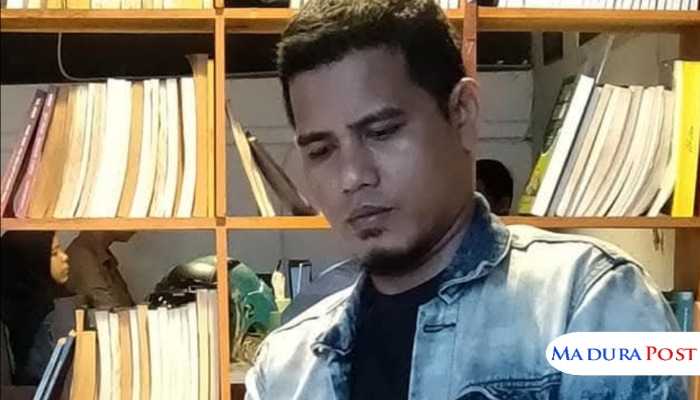 PROFIL. Potret Ketua IKA PMII Sumenep, Hairullah, saat berada di salah ruang buku. (Istimewa for MaduraPost)