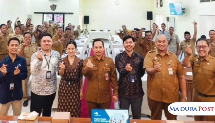 SEREMONI. Plt. Kepala BKPSDM Sumenep, Arif Firmanto (tengah) bersama jajaran dan perwakilan Taspen Life saat membuka Sosialisasi Program Top Up Tabungan Hari Tua Smart Save bagi PPPK di Aula Bappeda, Selasa (12/8/2025). (Istimewa for MaduraPost)
