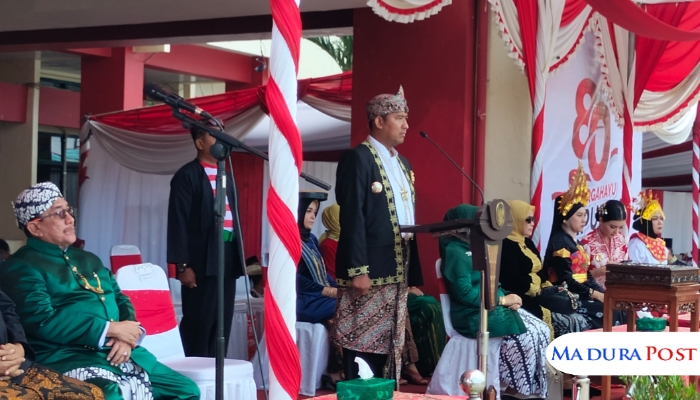 MEMIMPIN. Bupati Sumenep, Achmad Fauzi Wongsojudo, saat memimpin Upacara Peringatan Detik-detik Proklamasi Kemerdekaan RI ke-80 di Halaman Kantor Bupati, Minggu (17/8/2025). (M.Hendra.E/MaduraPost)