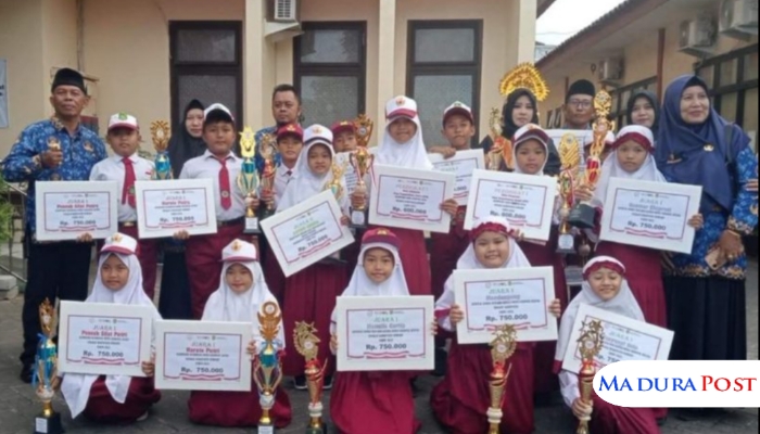 SIMBOLIS. Para siswa SD berprestasi di Kabupaten Sumenep berpose bersama trofi, piagam, dan uang pembinaan yang diserahkan langsung oleh Dinas Pendidikan dalam rangka peringatan HUT ke-80 Kemerdekaan RI. (Istimewa for MaduraPost)