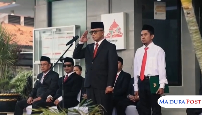 MEMIMPIN. Direktur Utama BPRS Bhakti Sumekar, H. Hairil Fajar, memimpin upacara peringatan HUT ke-80 Kemerdekaan RI di halaman Kantor Pusat BPRS Bhakti Sumekar, Sumenep, Minggu (17/8/2025). (Istimewa for MaduraPost)