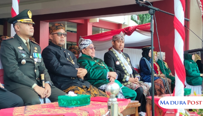 KHIDMAT. Bupati Sumenep, Achmad Fauzi Wongsojudo, bersama Forkopimda dan tamu undangan mengikuti Upacara Peringatan Detik-detik Proklamasi HUT ke-80 Kemerdekaan RI di Halaman Kantor Bupati, Minggu (17/08/2025). (Istimewa for MaduraPost)