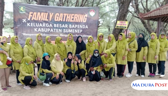 KOMPAK. Keluarga besar Bapenda Sumenep berfoto bersama di tepi Pantai Lombang usai mengikuti senam dan berbagai rangkaian kegiatan Family Gathering, menciptakan suasana hangat dan penuh kebersamaan. (Istimewa for MaduraPost)