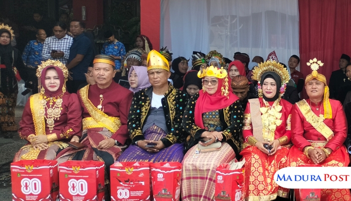 UNDANGAN. Kepala Disbudporapar Sumenep, Moh. Iksan, saat menghadiri upacara bendera HUT ke-80 Kemerdekaan RI di Kantor Bupati. (M.Hendra.E/MaduraPost)