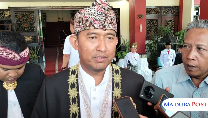 WAWANCARA. Bupati Sumenep, Achmad Fauzi Wongsojudo, memberikan keterangan kepada wartawan usai memimpin upacara bendera memperingati HUT ke-80 Kemerdekaan RI di halaman Kantor Pemkab Sumenep, Minggu (17/8/2025). (M.Hendra.E/MaduraPost)