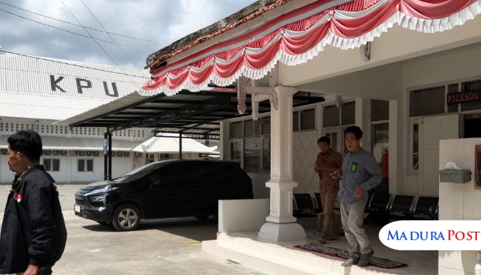 LOKASI. Potret Kantor KPU Sumenep tampak dari arah depan, yang berlokasi di Jalan Raya Dalem Anyar, Bangselok, Kecamatan Kota. (M.Hendra.E/MaduraPost)