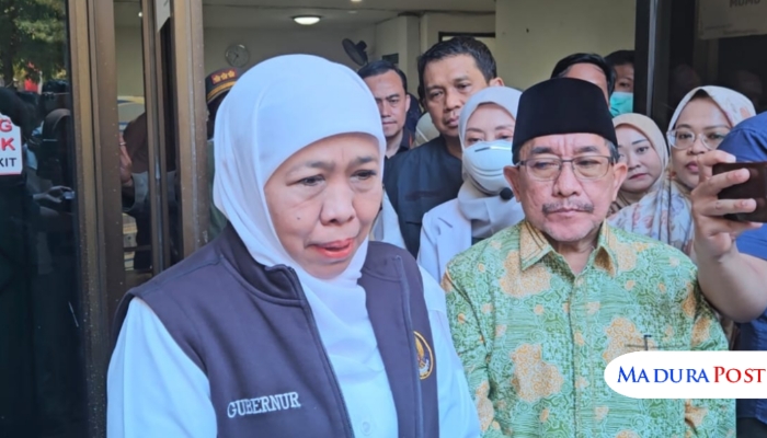 WAWANCARA. Gubernur Jawa Timur Khofifah Indar Parawansa saat meninjau penanganan KLB campak di Kabupaten Sumenep, Sabtu (23/8/2025). (M.Hendra.E/MaduraPost)