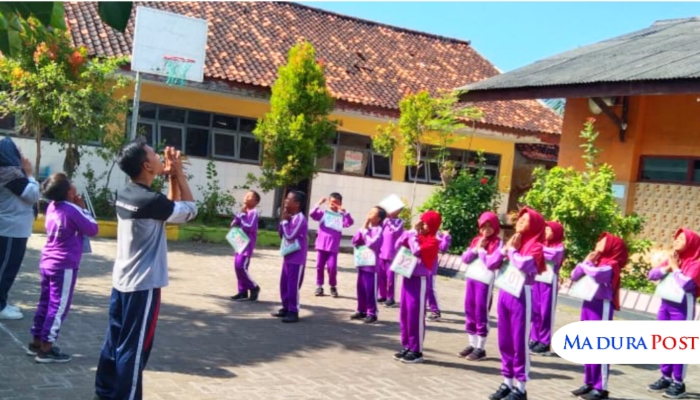OLAHRAGA. Siswa SDN Marengan Laok I mengikuti tes kebugaran jasmani yang digelar Puskesmas Kalianget, Kamis (21/8/2025). (Istimewa for MaduraPost)