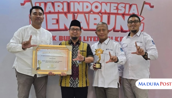 CAPAIAN. Jajaran Direksi BPRS Bhakti Sumekar saat menerima penghargaan KEJAR Awards 2025 pada puncak Bulan Literasi Keuangan di Jakarta, Jumat (22/8/2025). (Istimewa for MaduraPost)