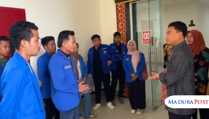 KOMUNIKASI. Sejumlah kader PMII Sumenep mendatangi Kantor DPRD setempat dan gagal melangsungkan audiensi dengan Ketua DPRD, H. Zainal Arifin, sebab sedang tidak ada di kantor. (Istimewa for MaduraPost)