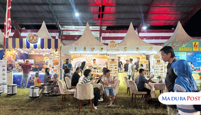 RAMAI. Pengunjung menikmati suasana stan Arinna Cafe & Resto dan Arinna Hidayah Bakery pada gelaran Madura Culture Festival 2025 di Sumenep. (Istimewa for MaduraPost)