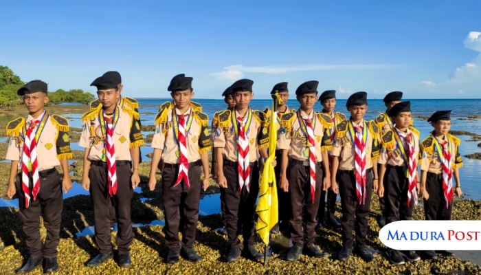 KOMPAK. Regu Pramuka Penggalang PP Sumber Mas berpose di tepi pantai dan siap mengikuti ajang Perantas XII se-Jawa Timur. (Istimewa for MaduraPost)