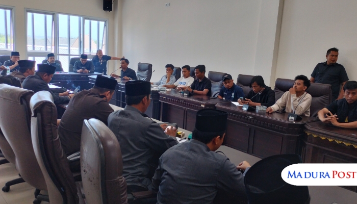 BERTEMU. Sejumlah perwakilan AMS saat audiensi bersama anggota DPRD Sumenep di ruang rapat kantor dewan. (M.Hendra.E/MaduraPost)