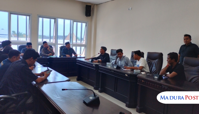 AUDIENSI. Empat pimpinan DPRD Sumenep saat menerima audiensi Aliansi Masyarakat Sumenep (AMS) di ruang rapat lantai II kantor DPRD setempat, Selasa (2/9/2025) siang. (M.Hendra.E/MaduraPost)