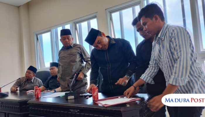 SEPAKAT. Pimpinan DPRD Sumenep bersama perwakilan AMS menandatangani hasil audiensi terkait lima tuntutan di ruang rapat lantai II DPRD, Selasa (2/9/2025). (M.Hendra.E/MaduraPost)