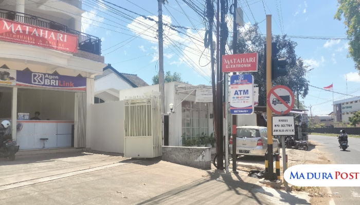 LOKASI. Jalan Raya Lenteng, tepat di depan traffic light Lingkar Barat Aredake, Kecamatan Batuan, Kabupaten Sumenep, adalah lokasi Agen BRIlink MATAHARI milik Moh. Khofif. (M.Hendra.E/MaduraPost)