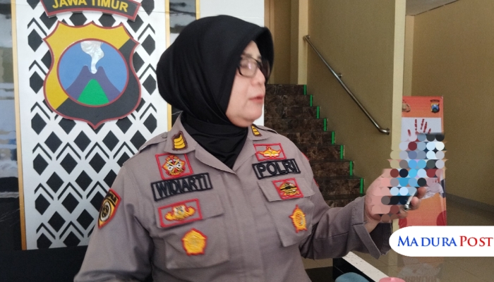KONFIRMASI. Kasi Humas Polres Sumenep, AKP Widiarti, saat diwawancara wartawan di mapolres setempat dan menunjukkan foto tewasnya bayi berusia 11 bulan. (M.Hendra.E/MaduraPost)