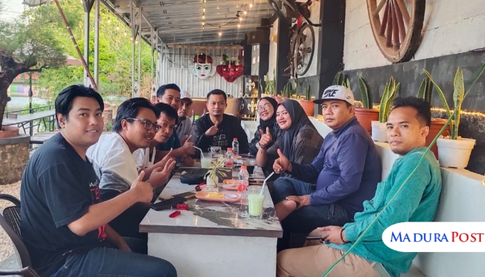 DIJAMU. Potret bersama jurnalis media online, cetak dan televisi saat menggelar temu bersama LBH Ahmad Madani Putra dan Rekan-rekan di Kafe Bakaran Pinggir Sungai, Kebonagung, Kecamatan Kota. (M.Hendra.E/MaduraPost)