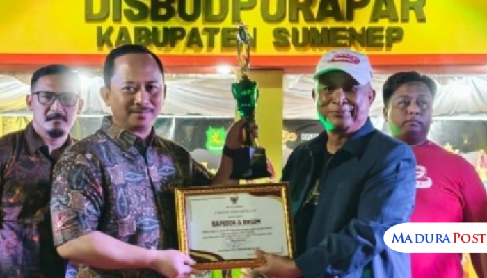 SEREMONI. Kepala Disbudporapar Sumenep, Moh. Iksan, menyerahkan penghargaan Best Booth untuk Bappeda dan BKPSDM pada ajang Madura Night Vaganza 2025, Rabu (3/9) malam. (Istimewa for MaduraPost)