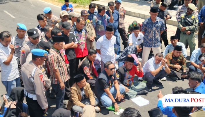 MENUNTUT. Sejumlah mahasiswa PMII Sumenep berdialog dengan Pimpinan DPRD saat aksi desakan revisi Perda Tembakau. (M.Hendra.E/MaduraPost)