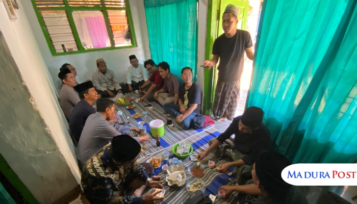 ACARA. Suasana kompolan rutin DPC PWRI Sumenep di kediaman Sabahat Akhmad Fauzi, Desa Batuputih Daya, Kecamatan Batuputih, yang dirangkaikan dengan peringatan Maulid Nabi Muhammad SAW. (Istimewa for MaduraPost)
