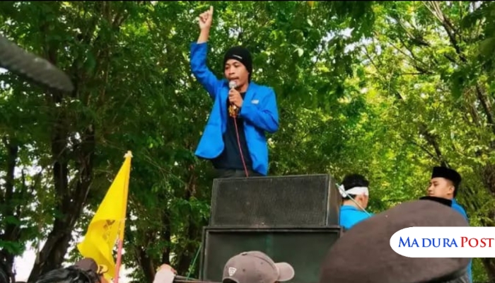 ORASI. Sekretaris II Bidang Komunikasi Hubungan Antar Kelembagaan Organisasi PC PMII Sumenep, Ahyatul Karim, saat menjadi orator aksi demonstrasi di di depan mapolres setempat belum lama ini. (Istimewa for MaduraPost)