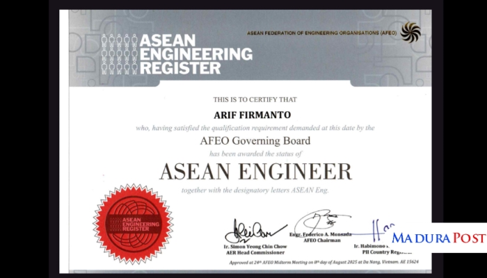 PRESTASI. Sertifikat ASEAN Engineer yang resmi diterima Kepala Bappeda Sumenep, Arif Firmanto, dari ASEAN Federation of Engineering Organisations (AFEO). (Istimewa for MaduraPost)