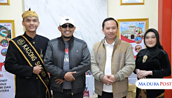 SEREMONI. Kepala Bappeda Sumenep, Arif Firmanto, berpose bersama Bupati Sumenep Achmad Fauzi Wongsojudo dalam Madura Night Vaganza 2025, Rabu (3/9) malam. (Istimewa for MaduraPost)