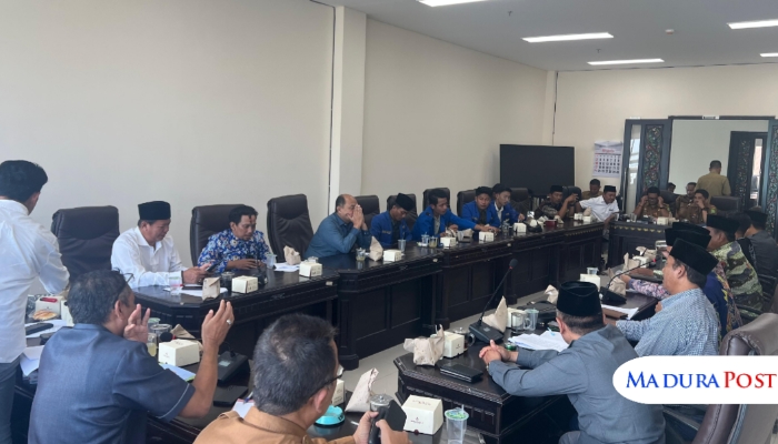 AUDIENSI. Suasana Rapat Dengar Pendapat (RDP) DPRD Sumenep bersama PC PMII dan perguruan tinggi lokal terkait revisi Perda Tembakau, Senin (8/9/2025). (Istimewa for MaduraPost)