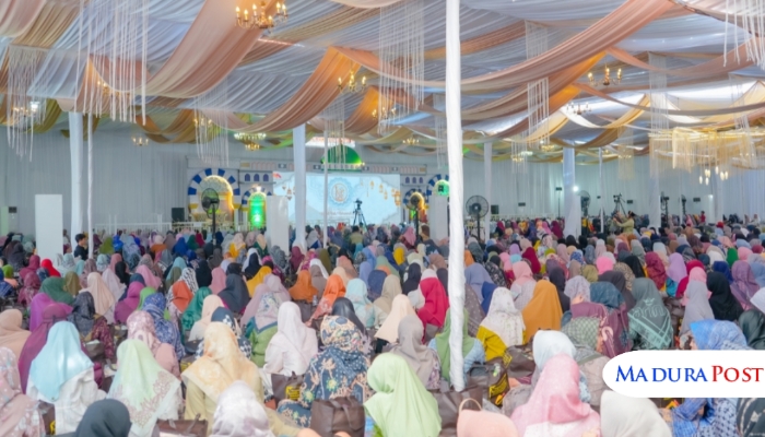 ANTUSIAS. Suasana khidmat warnai ribuan jamaah Maulid Nabi Muhammad SAW di PT Arinna Makmur Sentosa, Kecamatan Ganding, Sumenep. (Istimewa for MaduraPost)