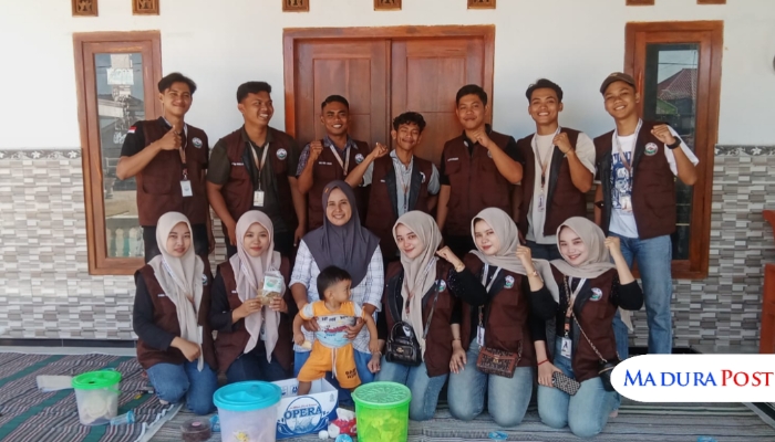 SIMBOLIS. Mahasiswa KKN Universitas PGRI Sumenep Posko 06 bersama pelaku UMKM kerupuk rajungan di Desa Polagan, Kecamatan Galis, Pamekasan. (Istimewa for MaduraPost)