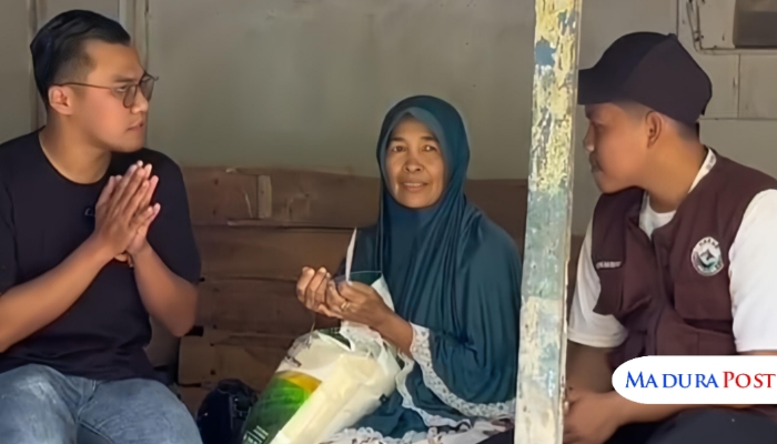 PEDULI. Mahasiswa KKN Universitas PGRI Sumenep Posko 06 menyerahkan bantuan sembako kepada warga disabilitas dan dhuafa di Desa Polagan, Kecamatan Galis, Pamekasan. (Istimewa for MaduraPost)