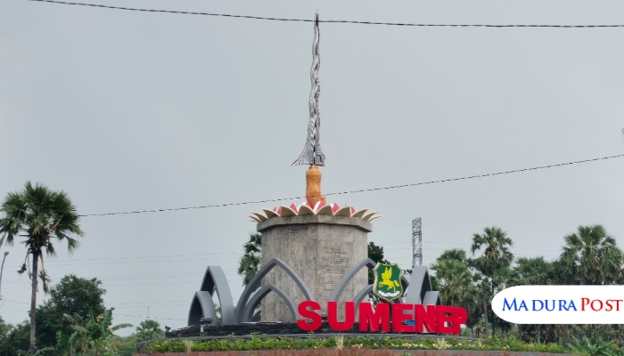 SIMBOL. Monumen Keris di Desa Sendang, ikon budaya Sumenep yang berdiri megah namun Perda Keris belum juga rampung. (M.Hendra.E/MaduraPost)