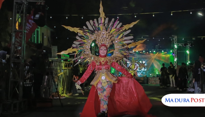 TAMPIL. Seorang peserta tampil memukau dengan kostum etnik pada ajang Madura Ethnic Carnival (MEC) 2025 di Sumenep. (Istimewa for MaduraPost)