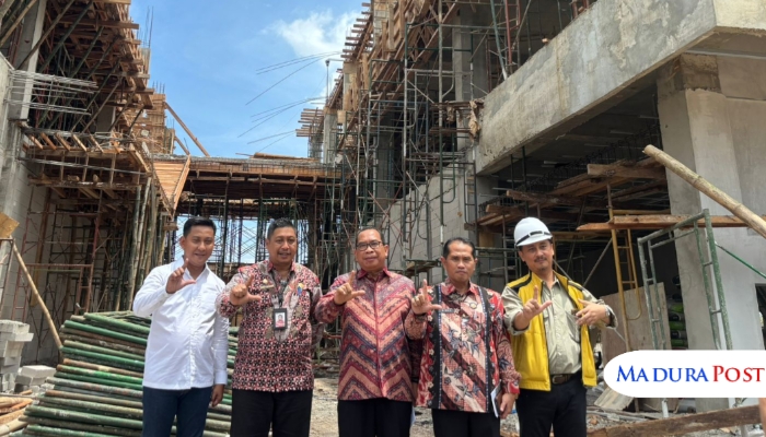 TINJAU. Sekretaris Utama Perpustakaan Nasional, Dr. Joko Santoso, bersama jajaran meninjau progres pembangunan Gedung Baru Perpustakaan Umum Bangkalan. (Suryadi Arfa/MaduraPost)