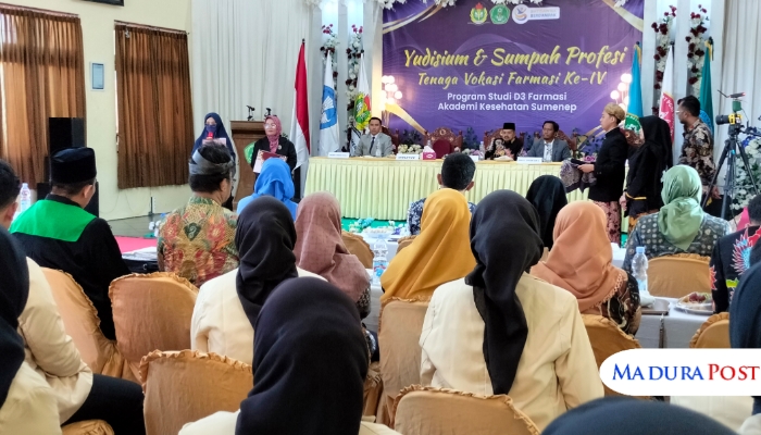 KHIDMAT. Suasana prosesi Yudisium dan Sumpah Profesi Tenaga Vokasi Farmasi ke-IV Akademi Kesehatan Sumenep. (M.Hendra.E/MaduraPost)